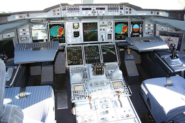  Cabine de pilotos do Airbus A380. A maioria das cabines de pilotos do Airbus são de vidro computadorizado com tecnologia fly-by-wire. A coluna de controle foi substituída por um controle eletrônico lateral. 